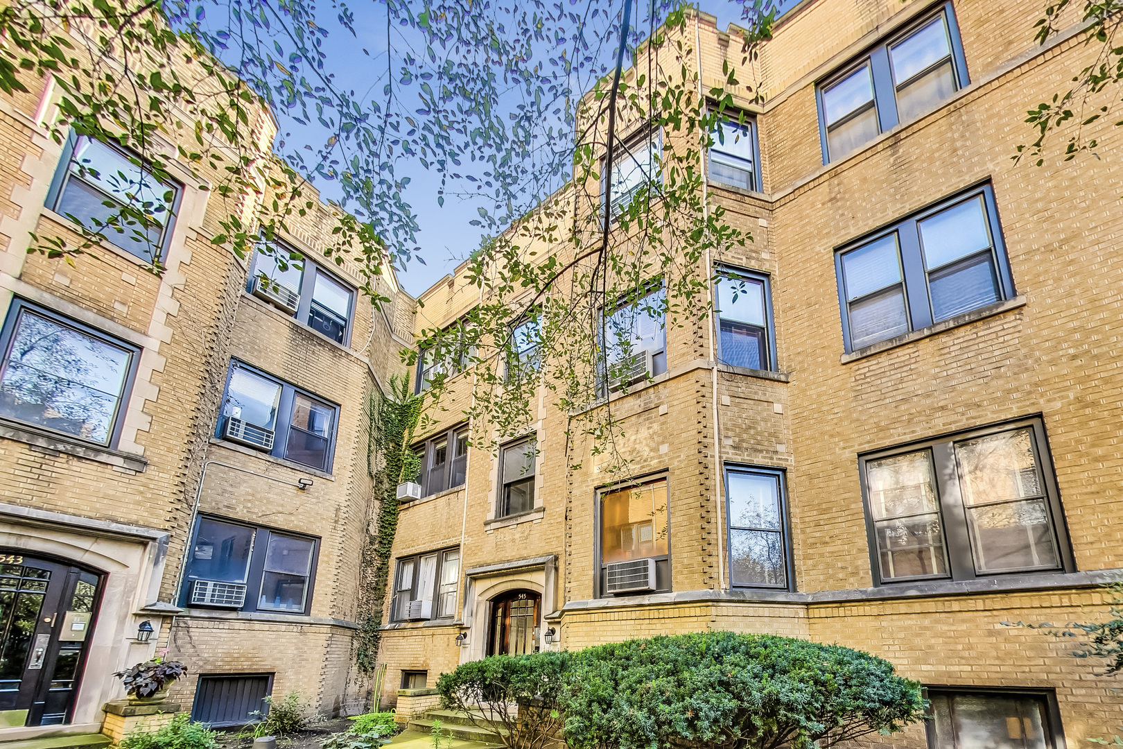 545 West Brompton Avenue, Unit 2S Chicago, IL 60657 - Photo 2 of 29 a front view of a multi story residential apartment building