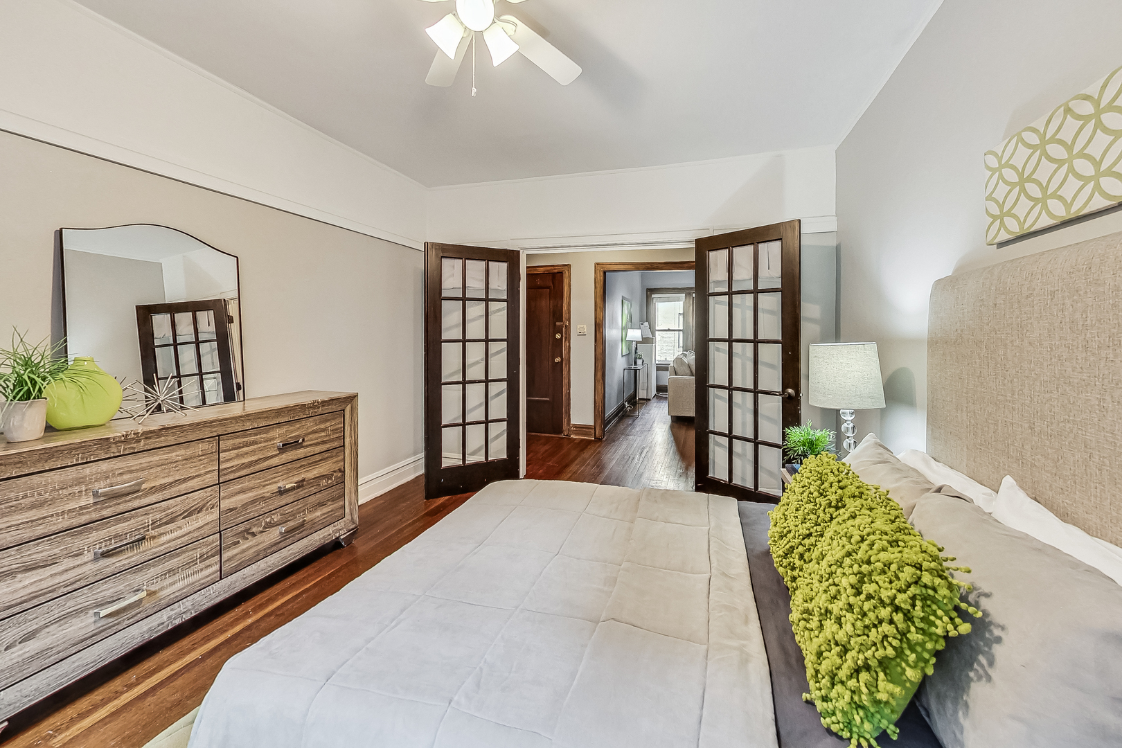 545 West Brompton Avenue, Unit 2S Chicago, IL 60657 - Photo 21 of 29 a spacious bedroom with a bed and a large window
