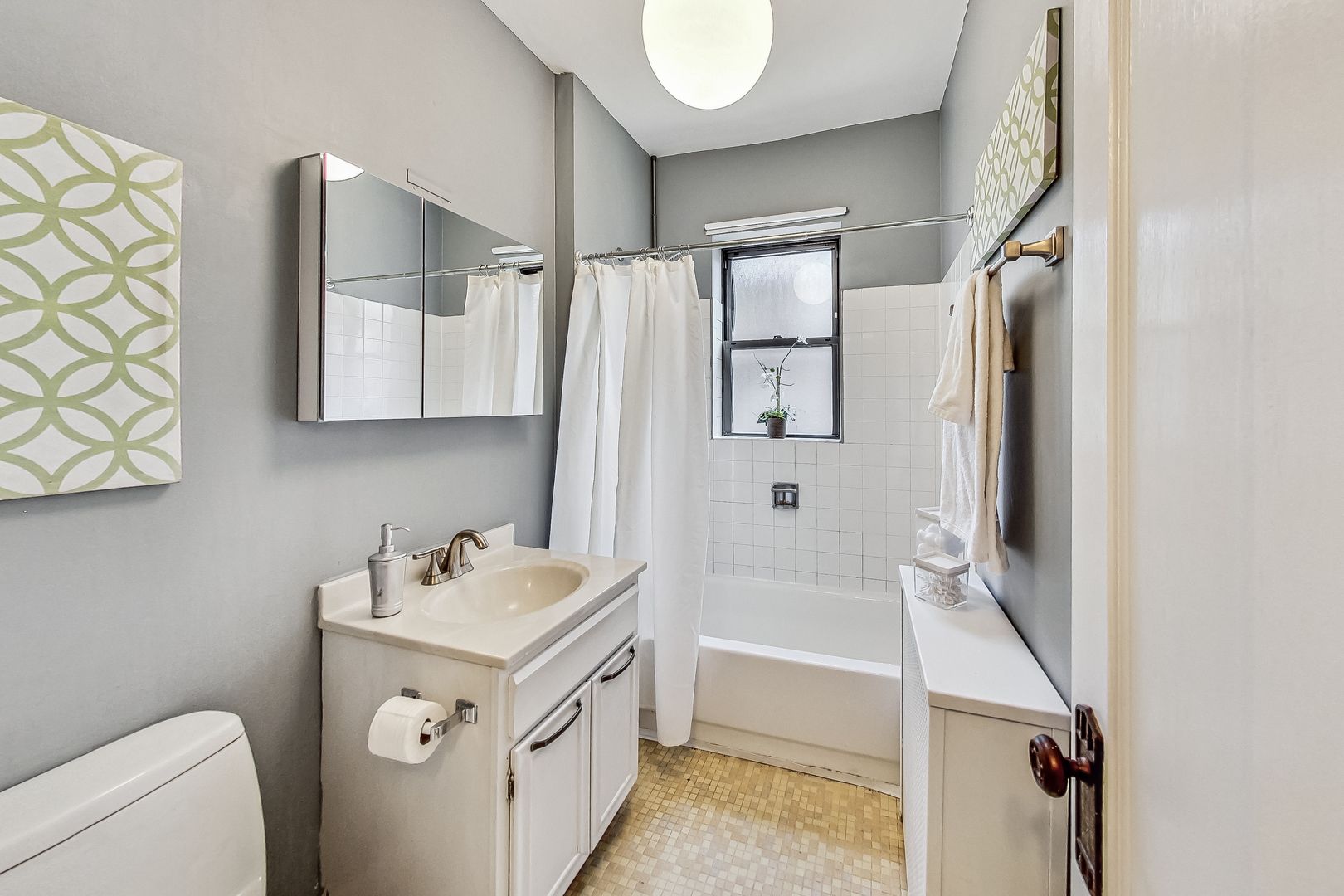 545 West Brompton Avenue, Unit 2S Chicago, IL 60657 - Photo 22 of 29 a bathroom with a sink toilet vanity and tub