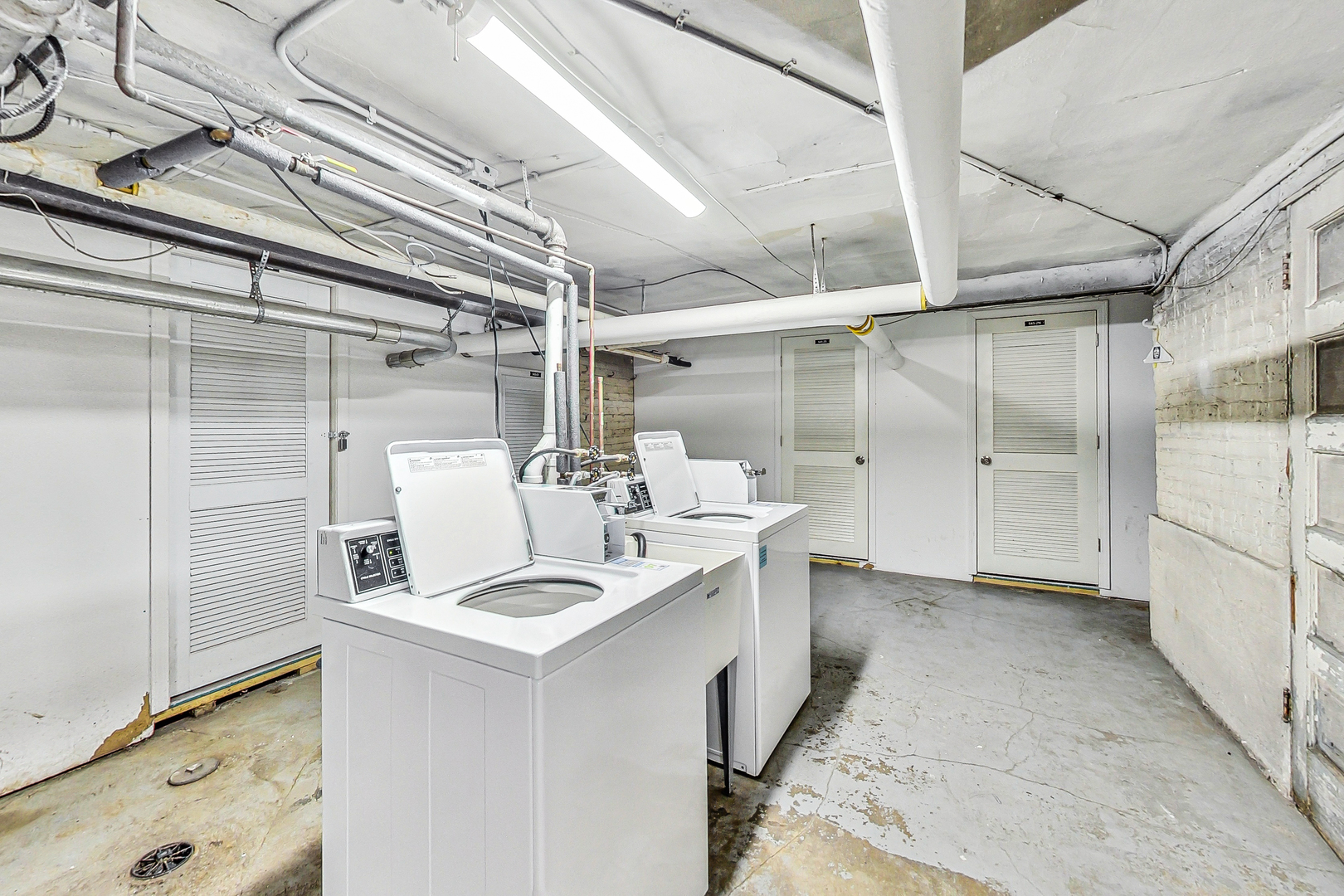 545 West Brompton Avenue, Unit 2S Chicago, IL 60657 - Photo 25 of 29 a bathroom with a sink and mirror