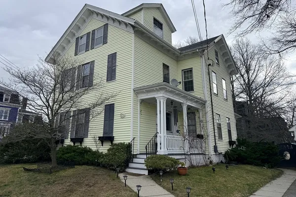 $1,150 | 193 Winter Street, Unit 2R, Fall River, MA 02720