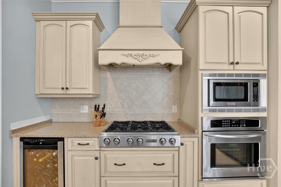 94 Rookery View Drive Midway, GA 31320 - Photo 8 of 46 6-burner Jenn-Air gas cooktop.