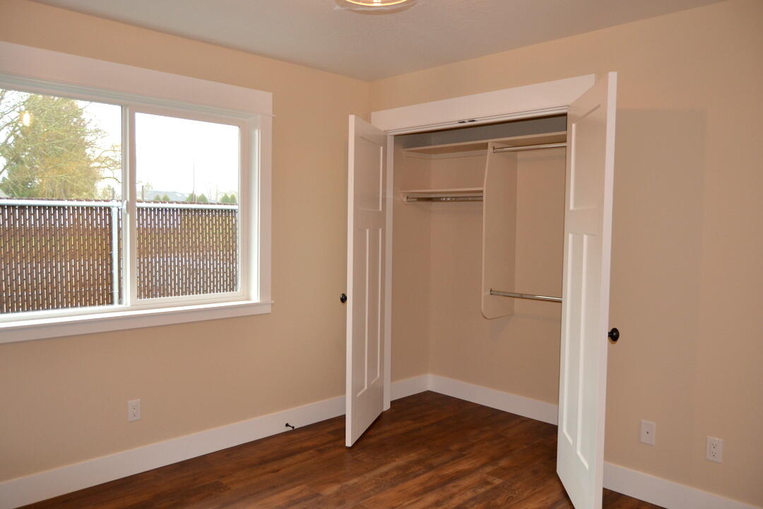190 Southwest Rock Gulch Road Grants Pass, OR 97527 - Photo 19 of 30 Guest bedroom 1