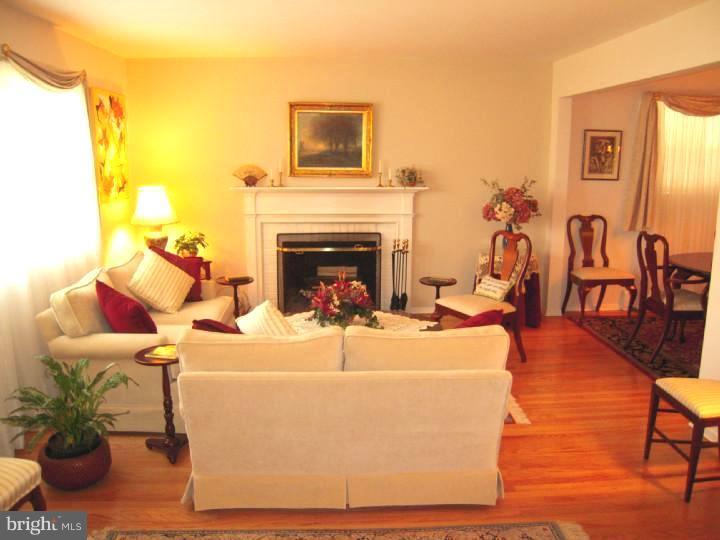 917 Jenifer Road Horsham, PA 19044 - Photo 2 of 19 Living Room