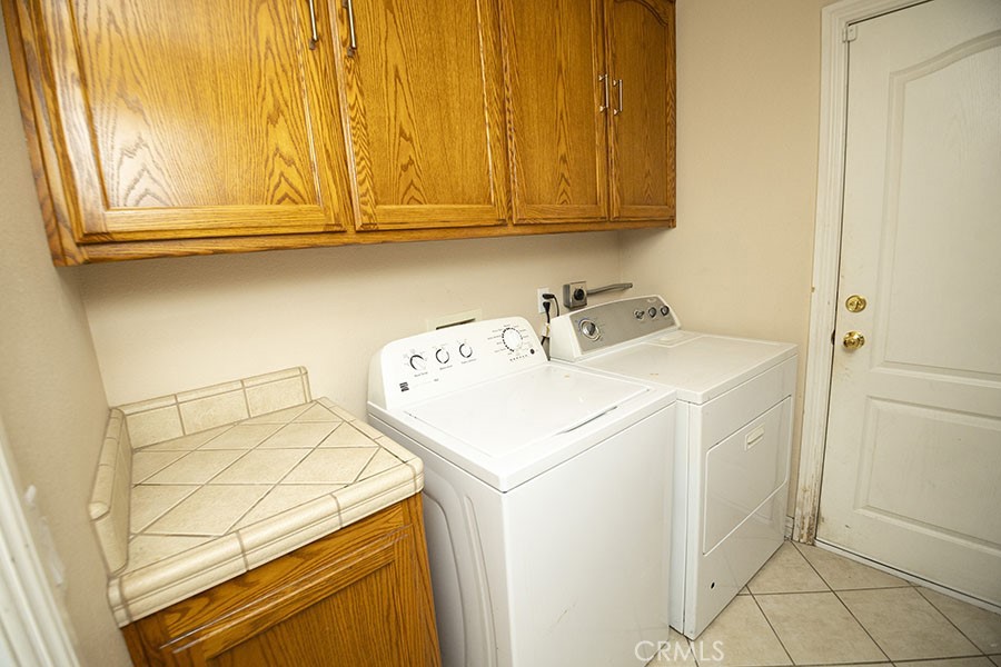 11830 Joshua Dell Road Victorville, CA 92392 - Photo 38 of 48 a utility room with dryer and washer