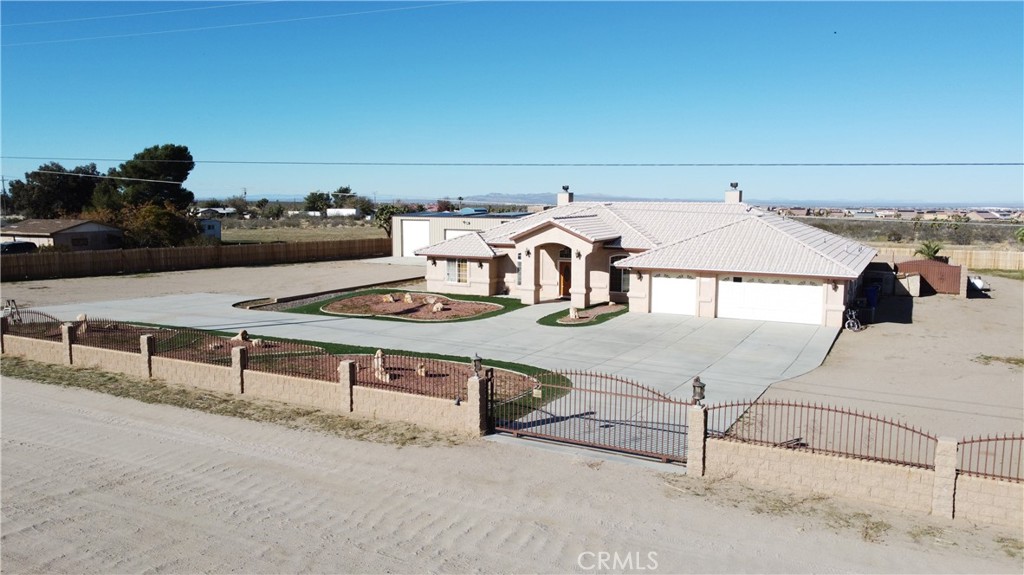 11830 Joshua Dell Road Victorville, CA 92392 - Photo 5 of 48 a terrace with a table and chairs
