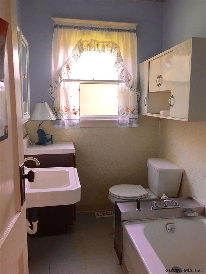 33 Central Taurus Road Schenectady, NY 12304 - Photo 11 of 25 Photo 11