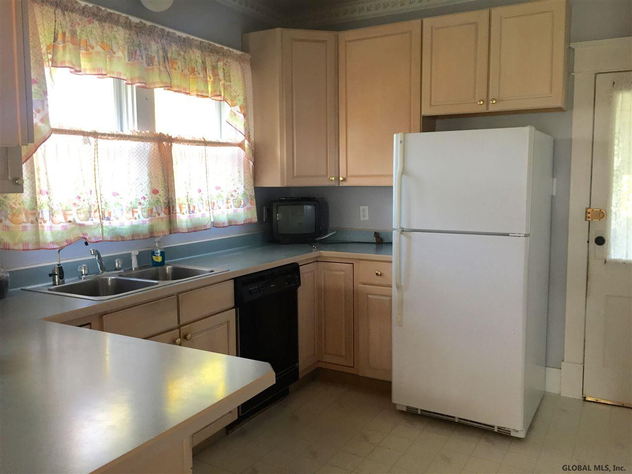 33 Central Taurus Road Schenectady, NY 12304 - Photo 10 of 25 Photo 10