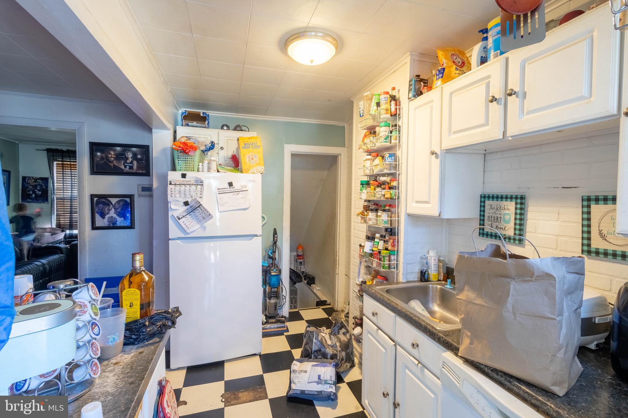 35 Kinship Road Baltimore, MD 21222 - Photo 6 of 15 a very nice looking room with a couch