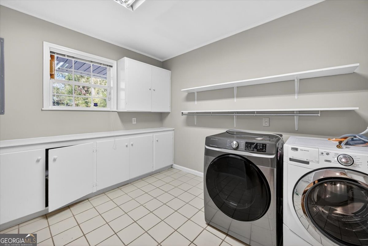 4555 Old Club Road Macon, GA 31210 - Photo 7 of 38 a utility room with sink dryer and washer