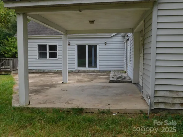 a view of house with backyard