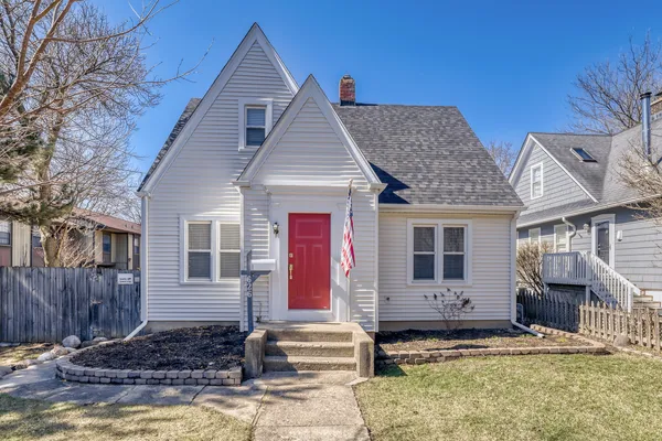 $2,800 | 626 North Hough Street, Barrington, IL 60010