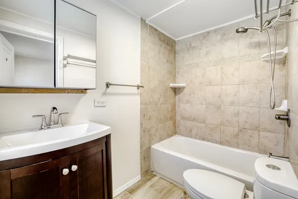 $2,800 | 626 North Hough Street, Barrington, IL 60010