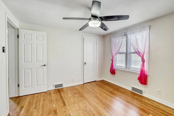 $2,800 | 626 North Hough Street, Barrington, IL 60010