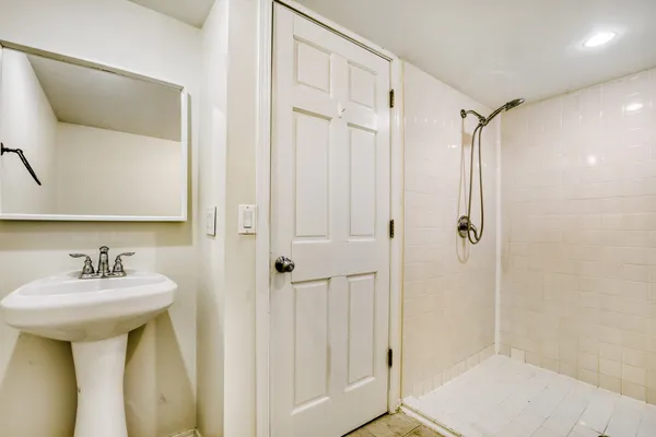 $2,800 | 626 North Hough Street, Barrington, IL 60010