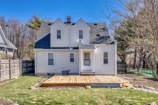 $2,800 | 626 North Hough Street, Barrington, IL 60010