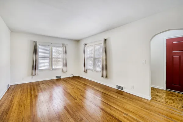 $2,800 | 626 North Hough Street, Barrington, IL 60010