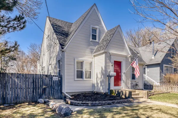 $2,800 | 626 North Hough Street, Barrington, IL 60010