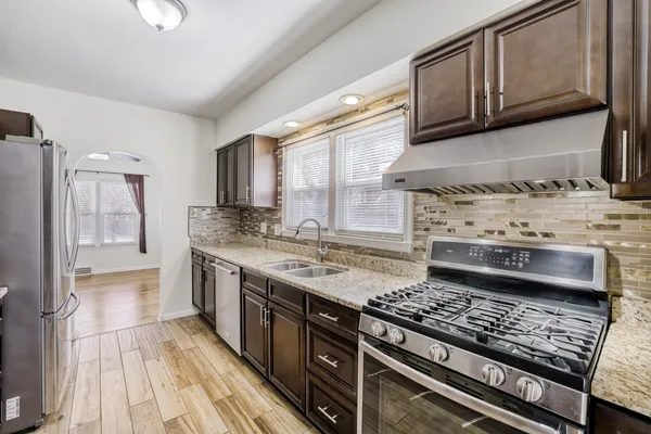 $2,800 | 626 North Hough Street, Barrington, IL 60010