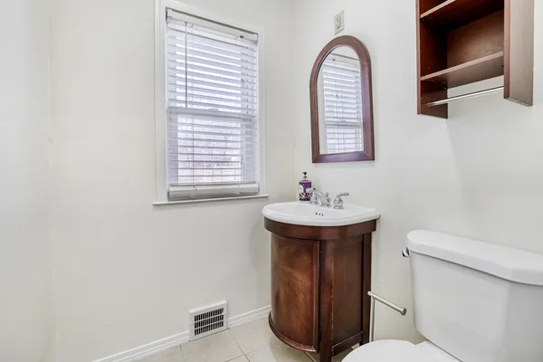 $2,800 | 626 North Hough Street, Barrington, IL 60010