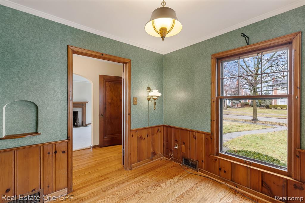 879 Roslyn Road Grosse Pointe Woods, MI 48236 - Photo 7 of 39