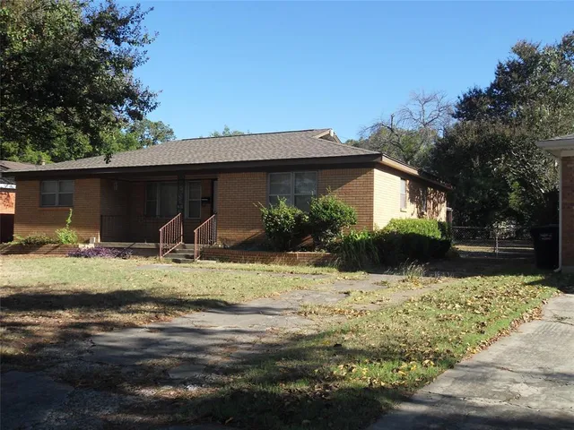 a view of house with yard