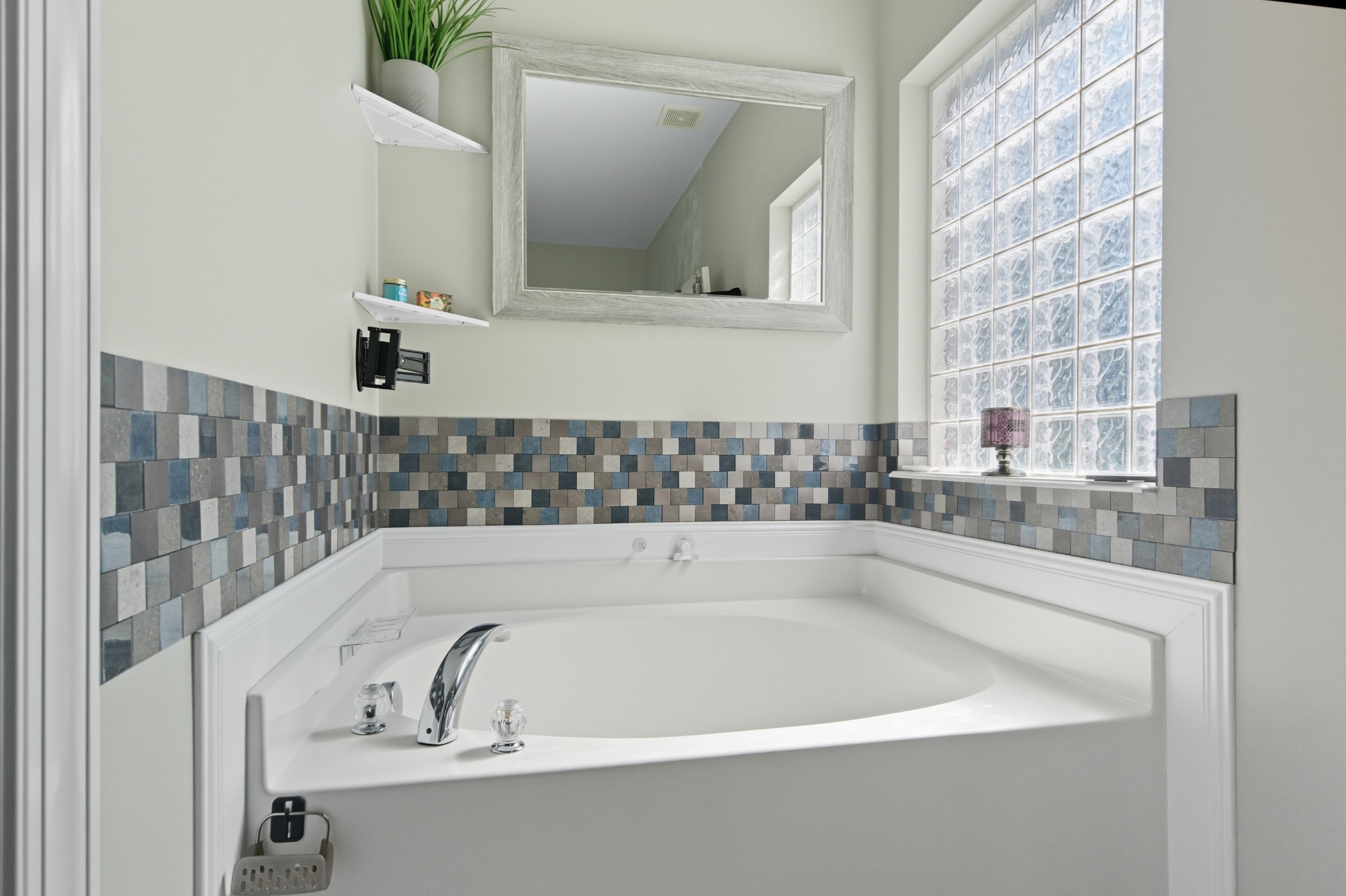 1511 Saddle View Mount Juliet, TN 37122 - Photo 19 of 52 a bathroom with bathtub and mirror