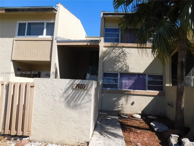 $2,700 | 14211 Southwest Kendale Lakes Circle, Unit 14211, Miami, FL 33183