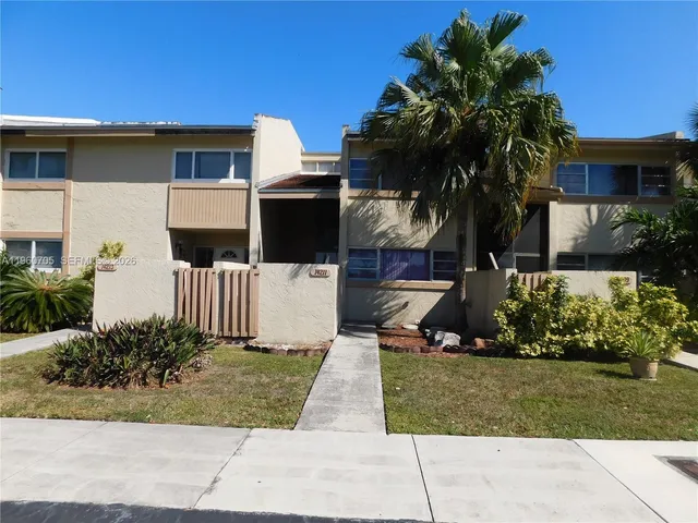 $2,700 | 14211 Southwest Kendale Lakes Circle, Unit 14211, Miami, FL 33183