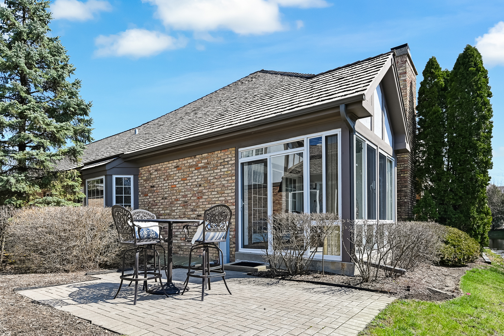 61 Berkshire Court Burr Ridge, IL 60527 - Photo 34 of 47 a front view of a house with garden