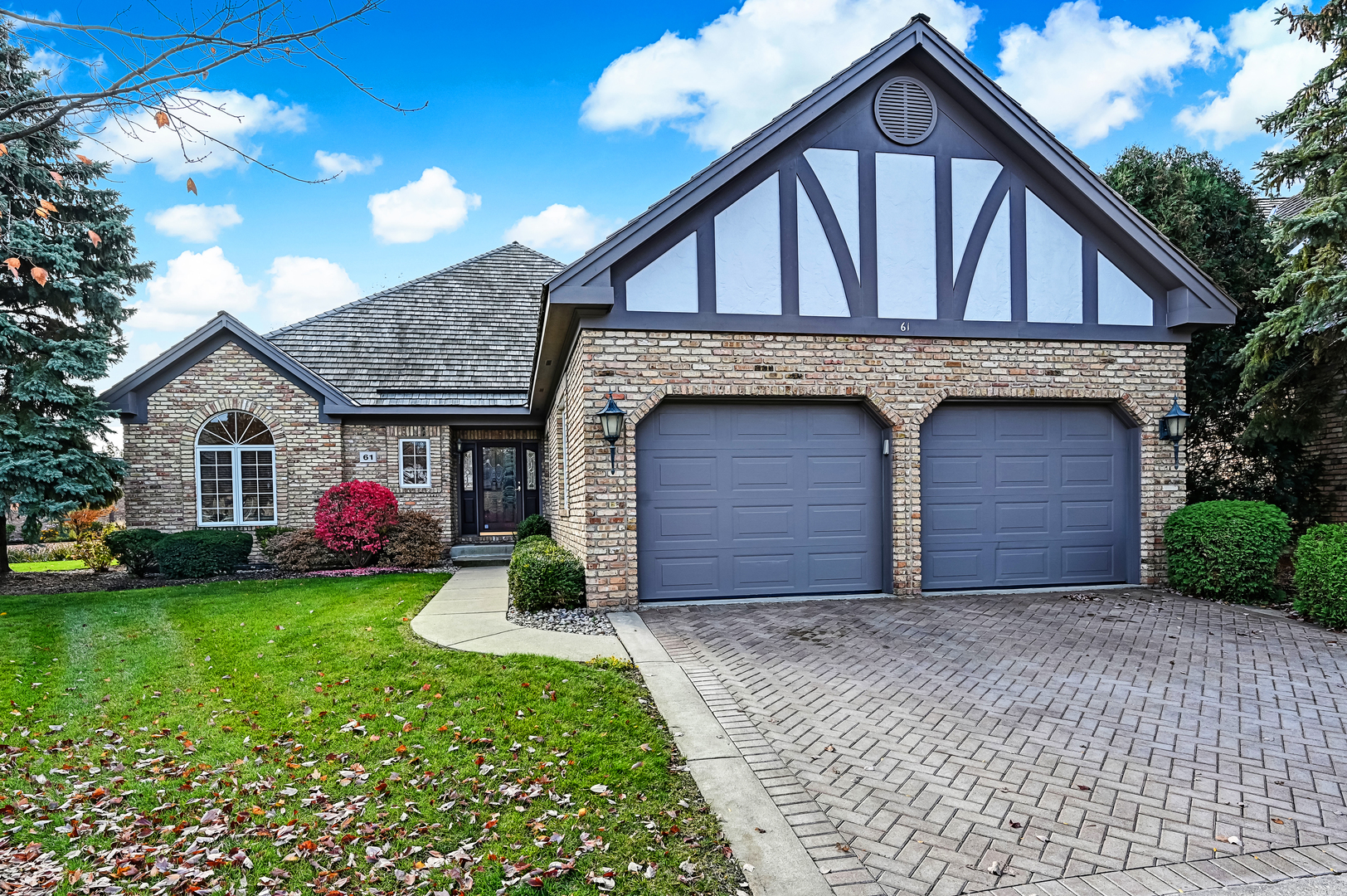 61 Berkshire Court Burr Ridge, IL 60527 - Photo 45 of 47 a front view of a house with a yard and garage