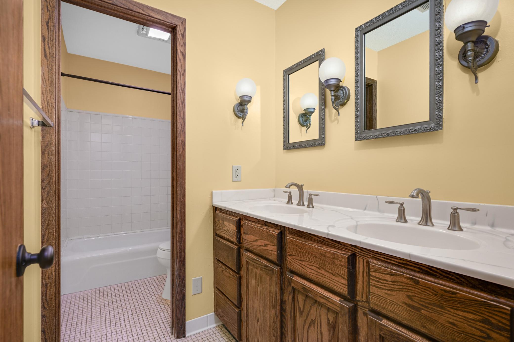 1989 Foxridge Road St. Paul, MN 55119 - Photo 17 of 36 Gallery Image 17