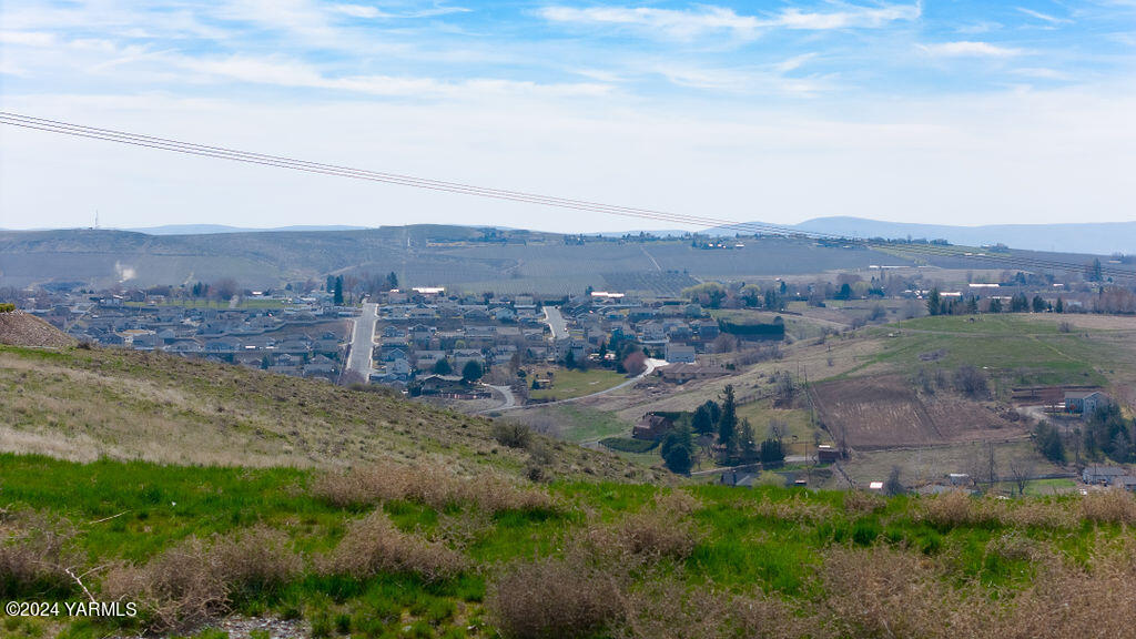 1520 Valhalla Loop Selah, WA 98942 - Photo 11 of 11 an aerial view of residential house and green space