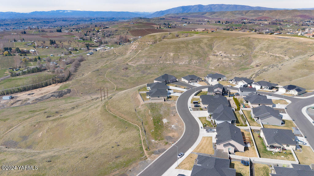 1520 Valhalla Loop Selah, WA 98942 - Photo 6 of 11 a view of lake view and mountain view