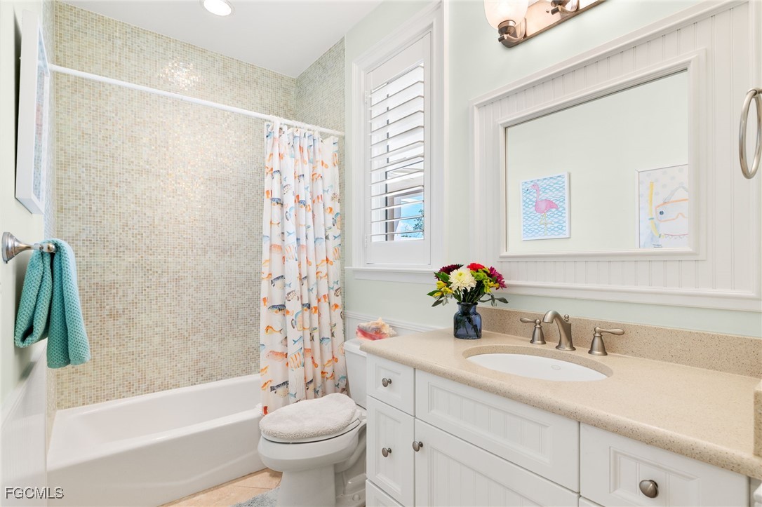 2391 Shop Road Sanibel, FL 33957 - Photo 21 of 50 a bathroom with a sink a toilet and a bathtub