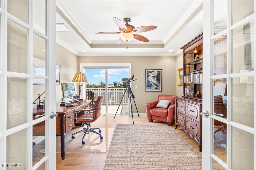 2391 Shop Road Sanibel, FL 33957 - Photo 24 of 50 a living room with furniture