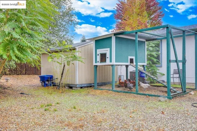 a view of a house with backyard