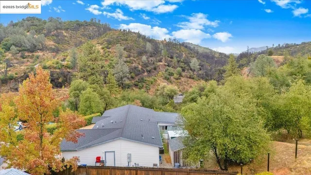 a picture of mountains