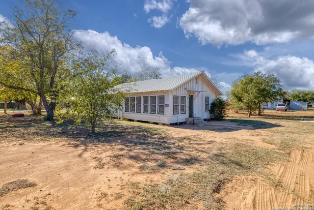 $135,000 | 719 East Trinity Street, Pearsall, TX 78061