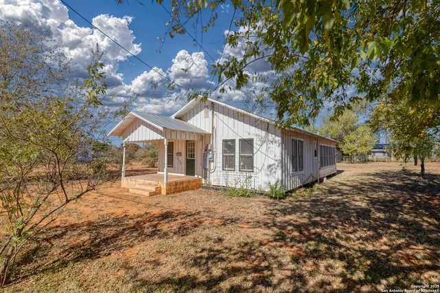 $135,000 | 719 East Trinity Street, Pearsall, TX 78061