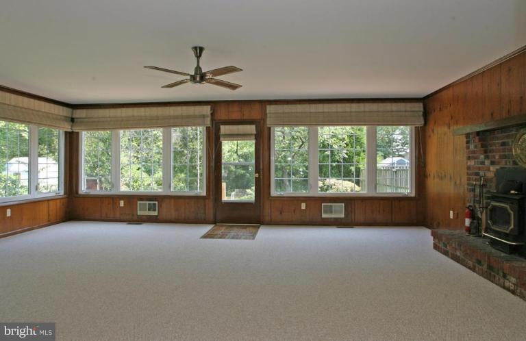 122 Brent Road Arnold, MD 21012 - Photo 4 of 13 Family Room