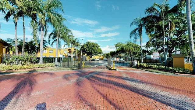 a view of a back yard