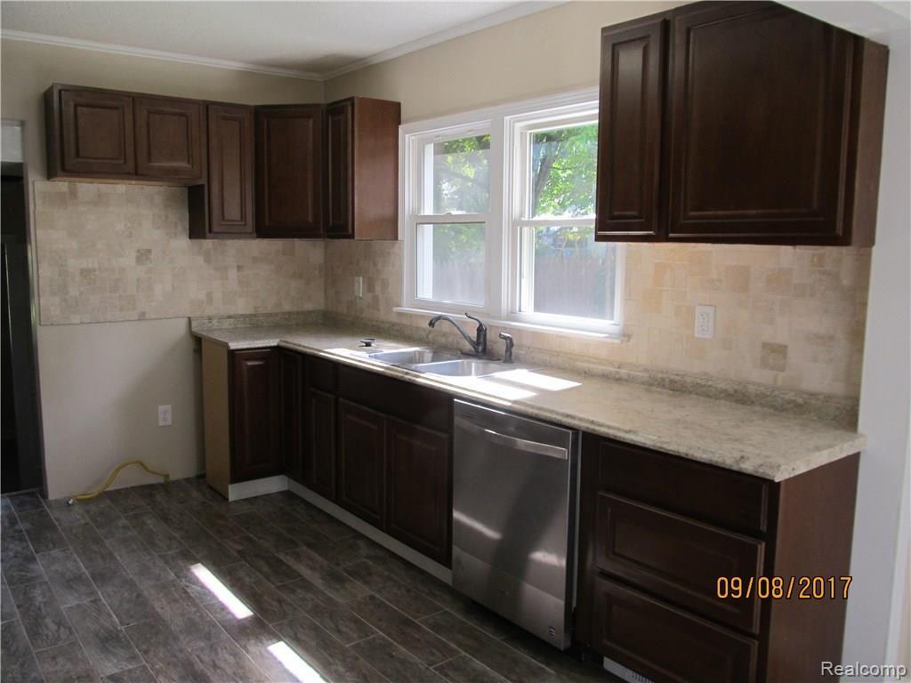 4227 Belsay Road Burton, MI 48519 - Photo 5 of 18 IMG_9410.JPG