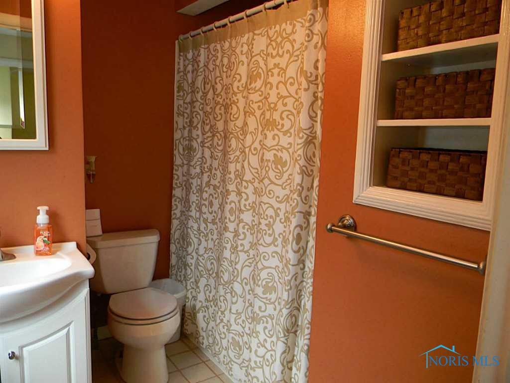623 Waybridge Road Toledo, OH 43612 - Photo 13 of 20 Full Bath.