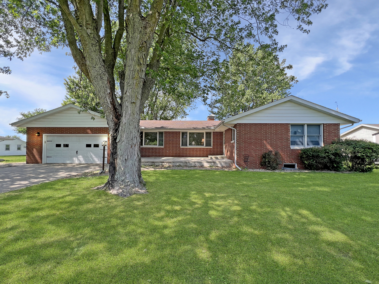 1962 Cr 3000 Rantoul Il 61866 Rantoul, IL 61866 - Photo 2 of 27 a front view of house with yard and green space