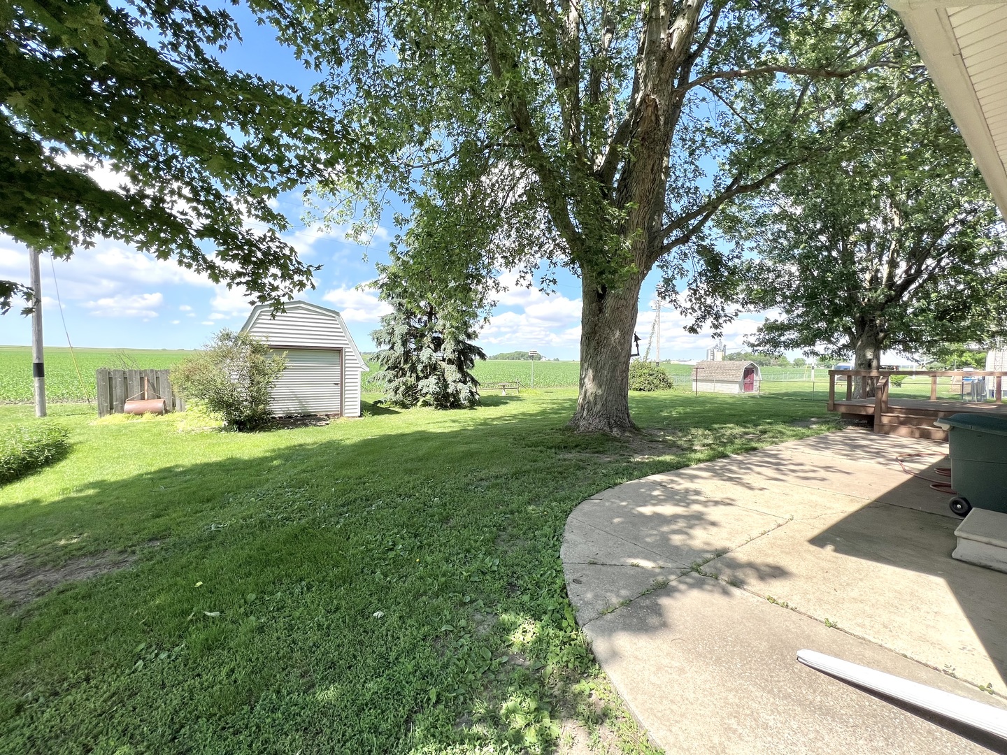1962 Cr 3000 Rantoul Il 61866 Rantoul, IL 61866 - Photo 26 of 27 a view of a garden with a tree