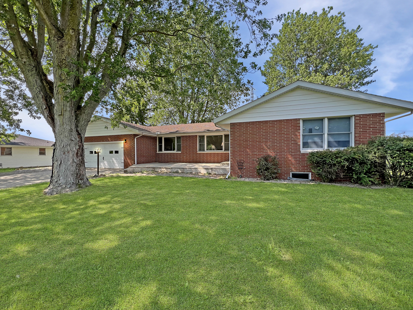 1962 Cr 3000 Rantoul Il 61866 Rantoul, IL 61866 - Photo 3 of 27 a front view of house with yard and green space