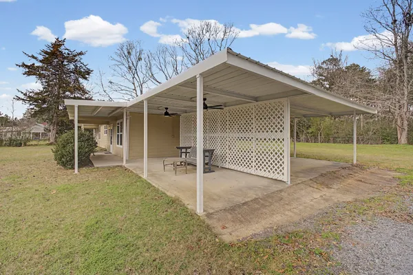a view of a house with backyard and garden
