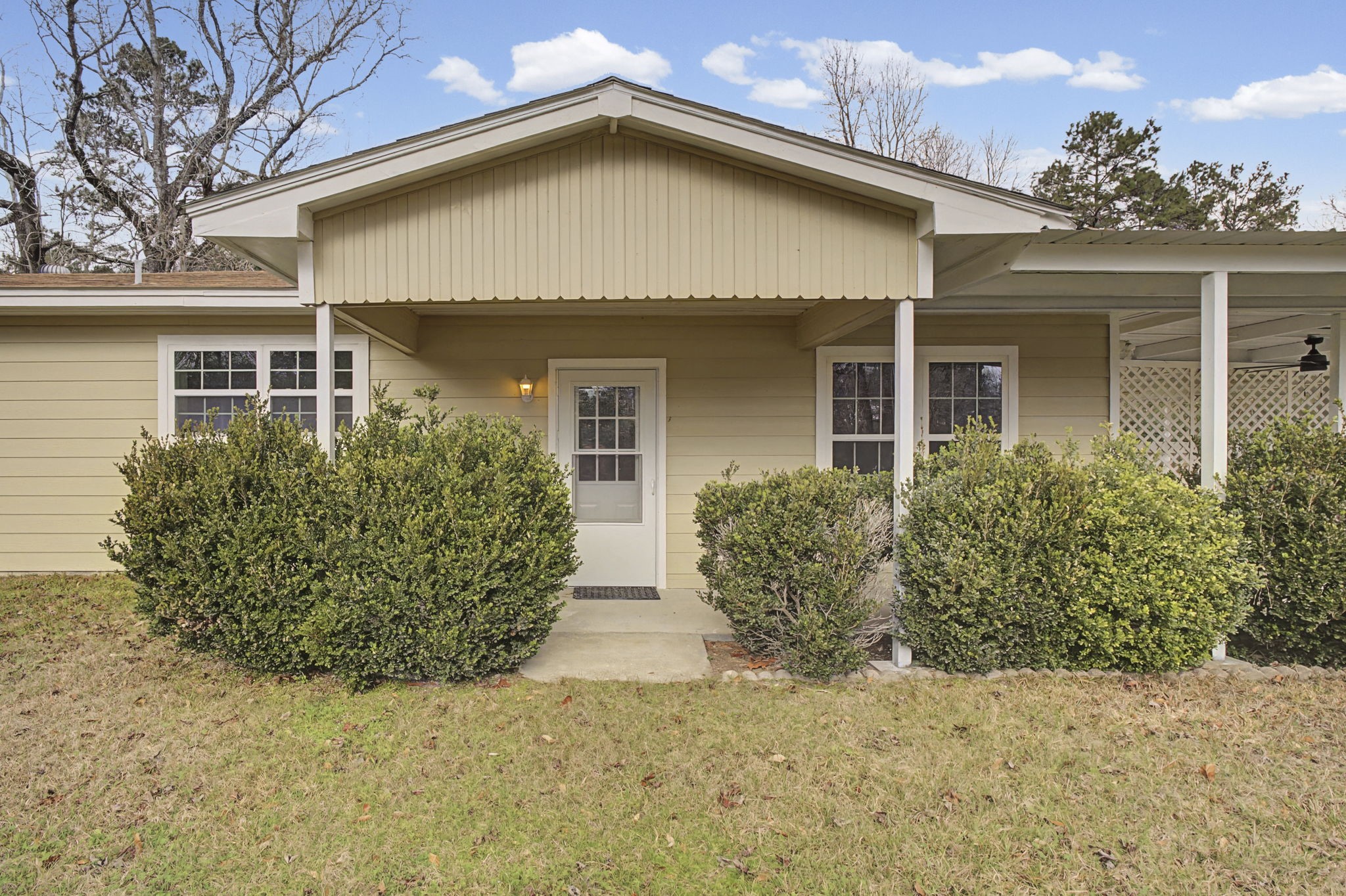 9216 Highway 69 Warren, TX 77664 - Photo 5 of 32 front view of a house