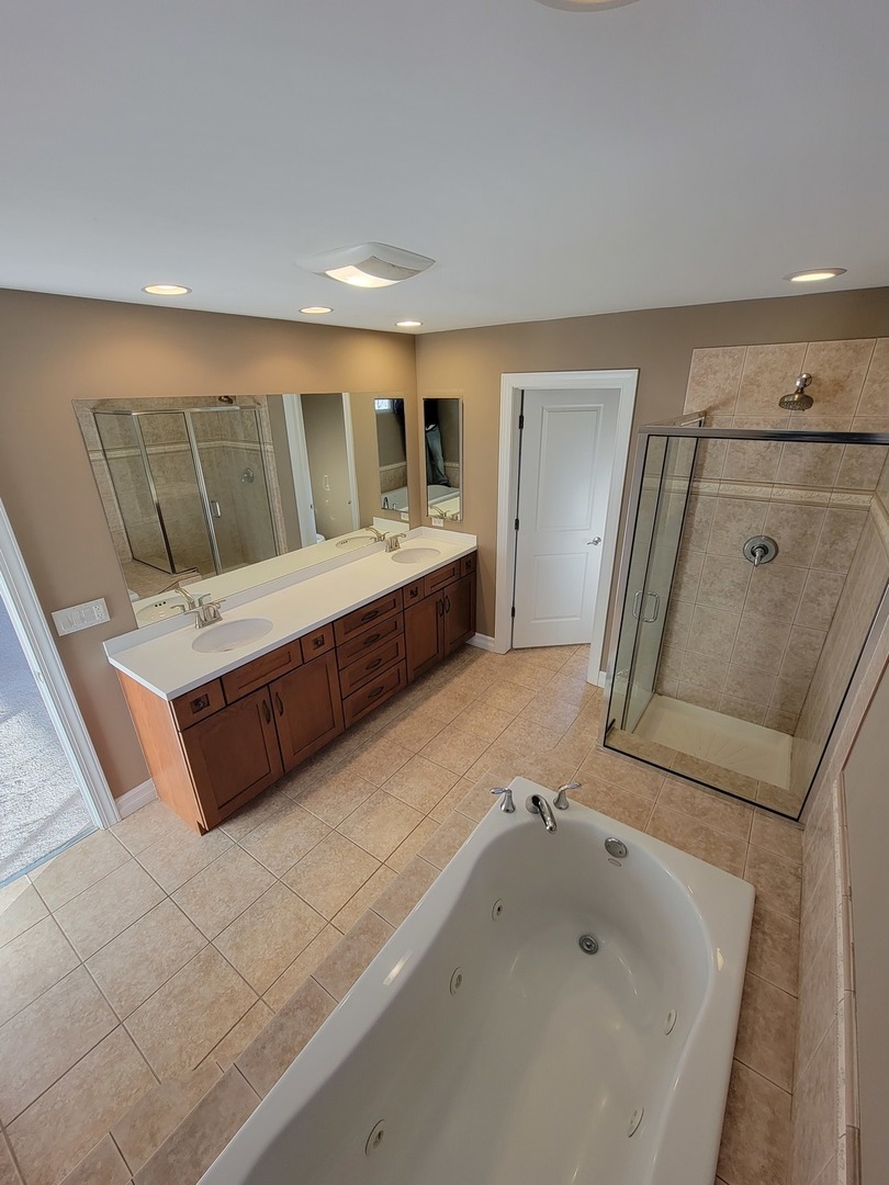 904 Deer Path Drive Antioch, IL 60002 - Photo 28 of 42 a spacious bathroom with a tub and sink